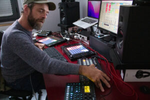Overcoming boundaries with lospiestorcidos, the Electronic Music Producer