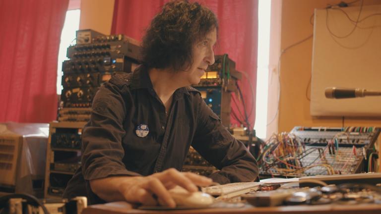 戈登拉斐尔是一个传奇的制作人与音乐家，在90年代另类摇滚盛行时在西雅图组建了十分受欢迎的迷幻乐队Sky Cries Mary，并但任键盘手，还组建了许多原创乐队......