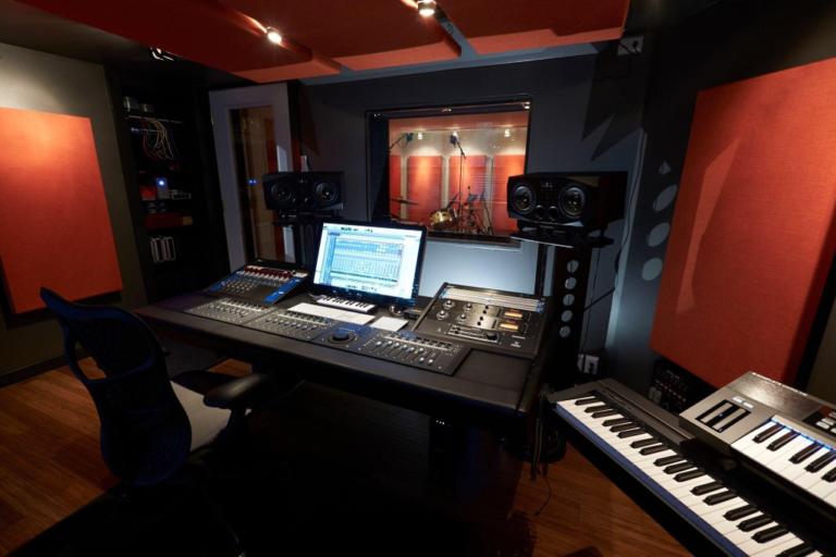 当David Taylor打开Facility Nashville录音棚时，我们发现他只装配了一对音箱：ADAM屡获奖项的A77X近场/中场监听...
