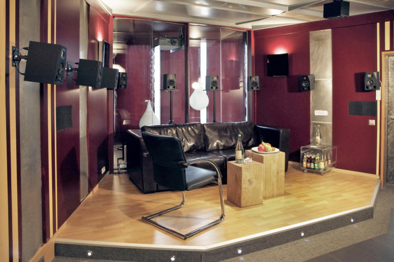 Primetime Studio in Hamburg, Germany was founded in 2006. The daily work is clearly post production business ...