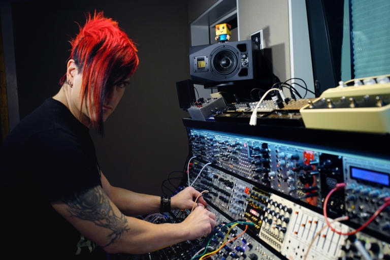 Celldweller最近一直忙着为许多电影和电子游戏做音频工程，同时也在创作自己的作品…