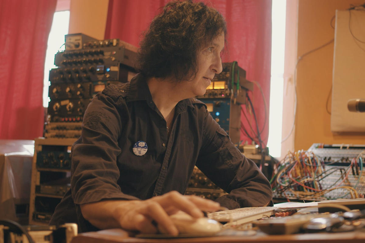 Gordon Raphael, producer of The Strokes, works with ADAM Audio S3X-H studio monitors