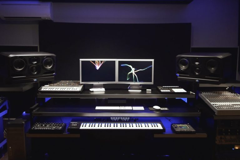 El productor, DJ y compositor australiano Davide Carbone recientemente ha instalado un nuevo conjunto de monitores de estudio ...