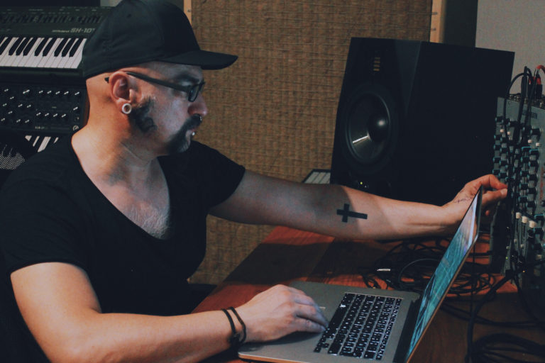 Schon mit zwölf Jahren komponierte Jeyênne die erste elektronische Musik, danach folgten Experimente als Sänger, Keyboarder und Gitarrist in ...