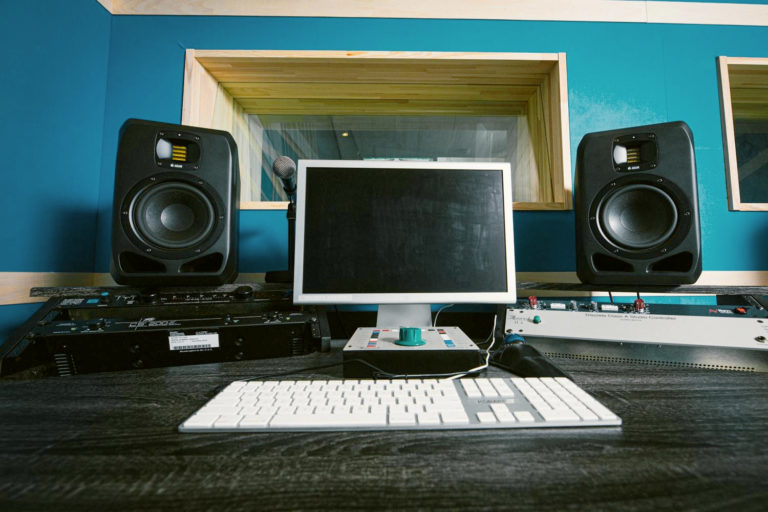 adam-audio-s2v-studio-monitors-mighty-crown-setup