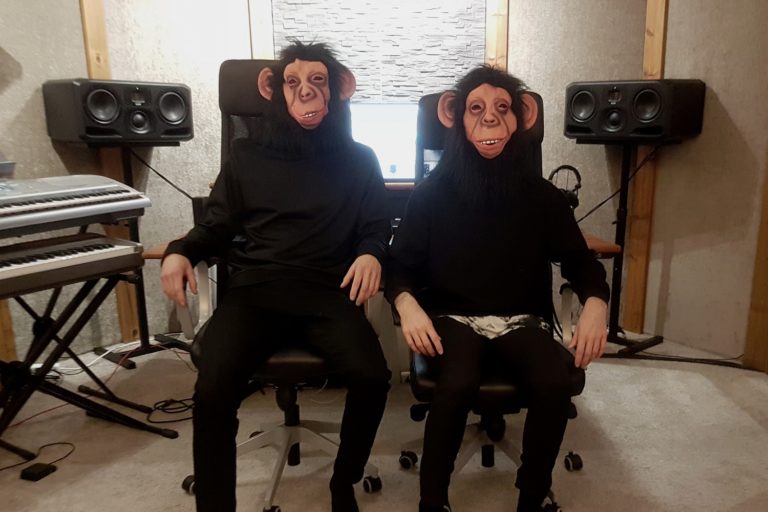 Das schwedische EDM-Producer-Duo "Total Ape" feiert Chart-Erfolge und ihre S3H Midfield-Monitore ...