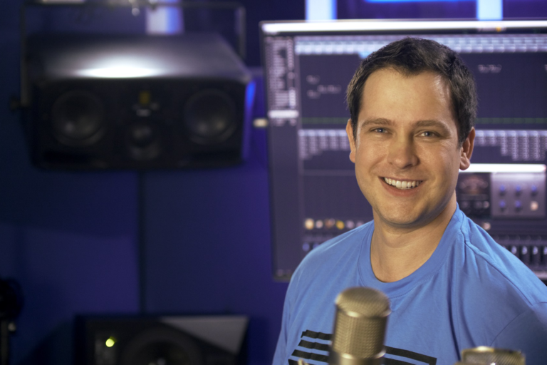 Dustin Aßmuteit, Gründer des Hamburger Dudelstudios, ist eine außergewöhnliche Persönlichkeit...