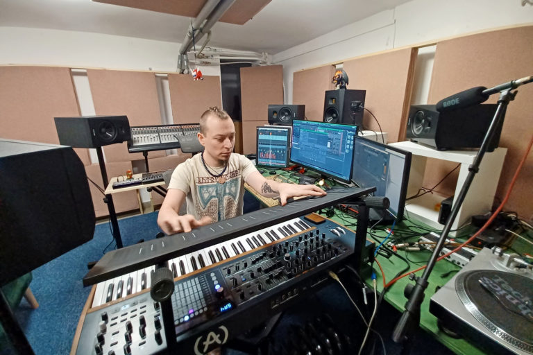 adam-audio-t7v-studio-monitor-t10s-subwoofer-konrad-belina-brzozowski-full