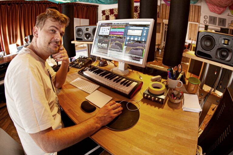 adam-audio-s3h-studio-monitors-cocoman-1