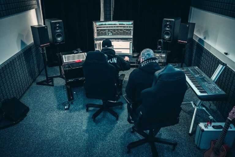 adam-audio-s3v-studio-monitors-milion+-room