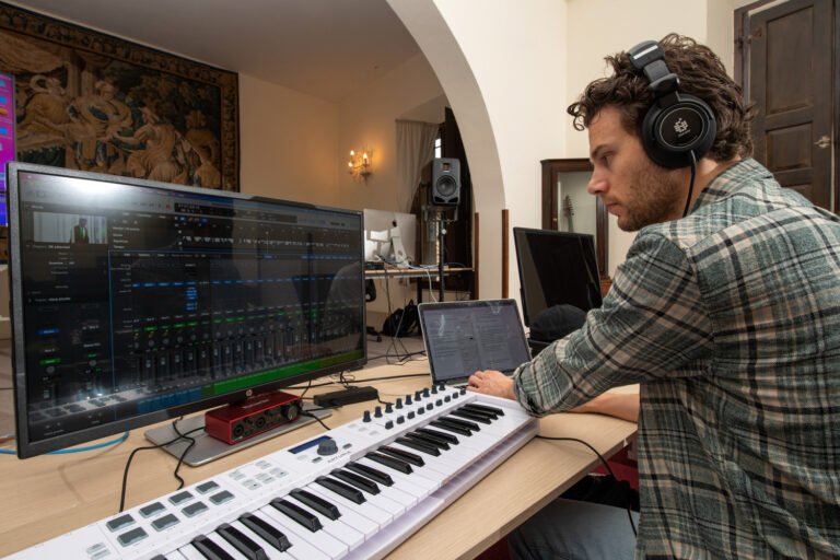 L'Académie a collaboré avec ADAM Audio pour équiper ses studios avec les dernières enceintes de précision ...