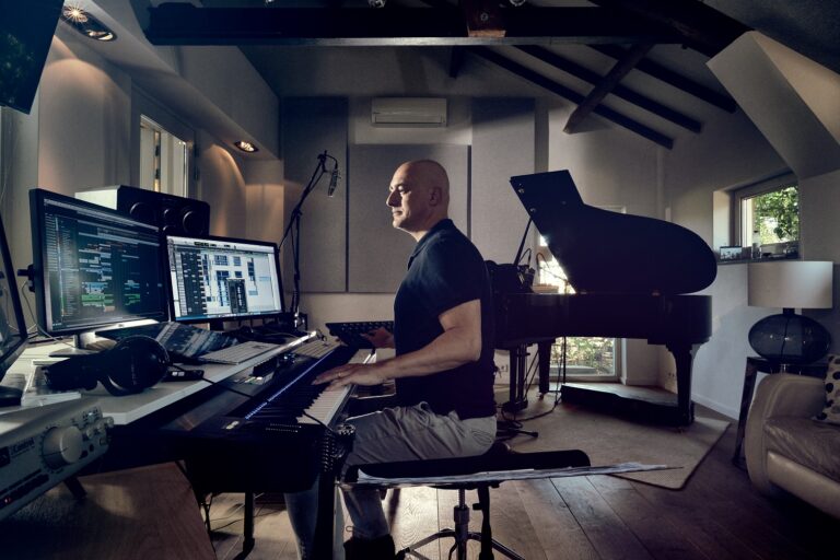 Mit seiner Firma "Cosmic Orchestra" arbeitet Mark Pütz mit Rundfunkanstalten und komponiert Klangthemen für ...
