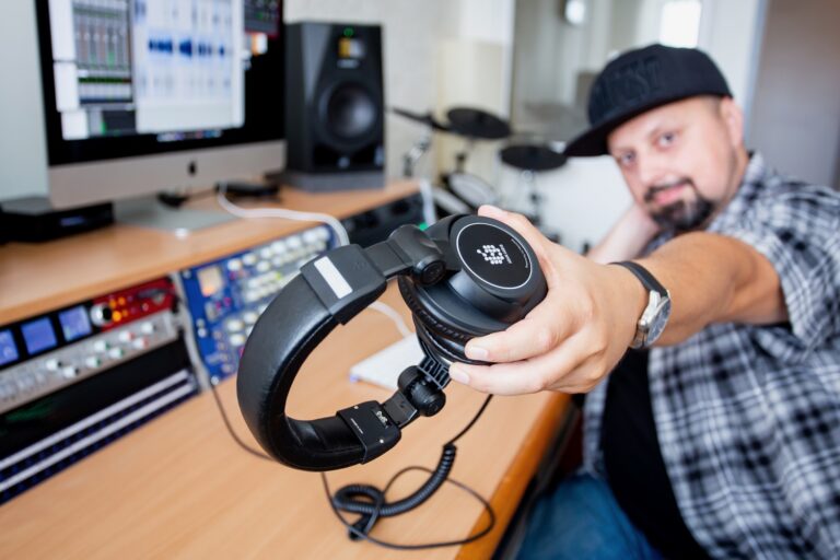 adam-audio-sp-5-studio-pro-headphones-gabor-noniusz