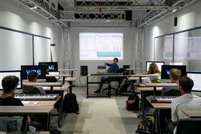 Die Wave Production Academy in Mailand ist ein innovatives Ausbildungszentrum, das die Balance zwischen ...