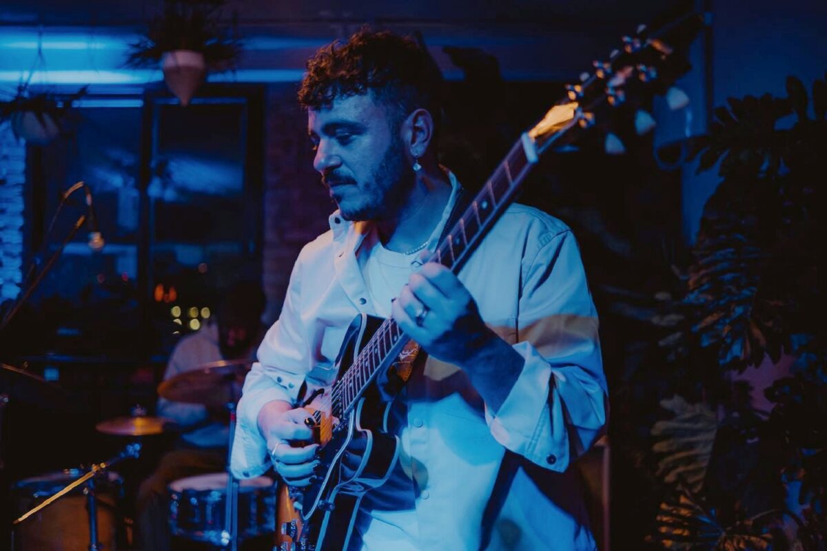 Dani Diodato on stage playing electric guitar