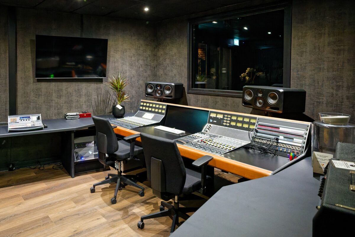adam-audio-s3h-studio-monitor-helderop-studios-control-room
