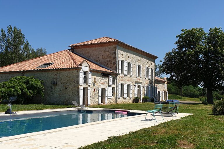 adam-audio-s3h-studio-monitors-studio-d-estrade-building